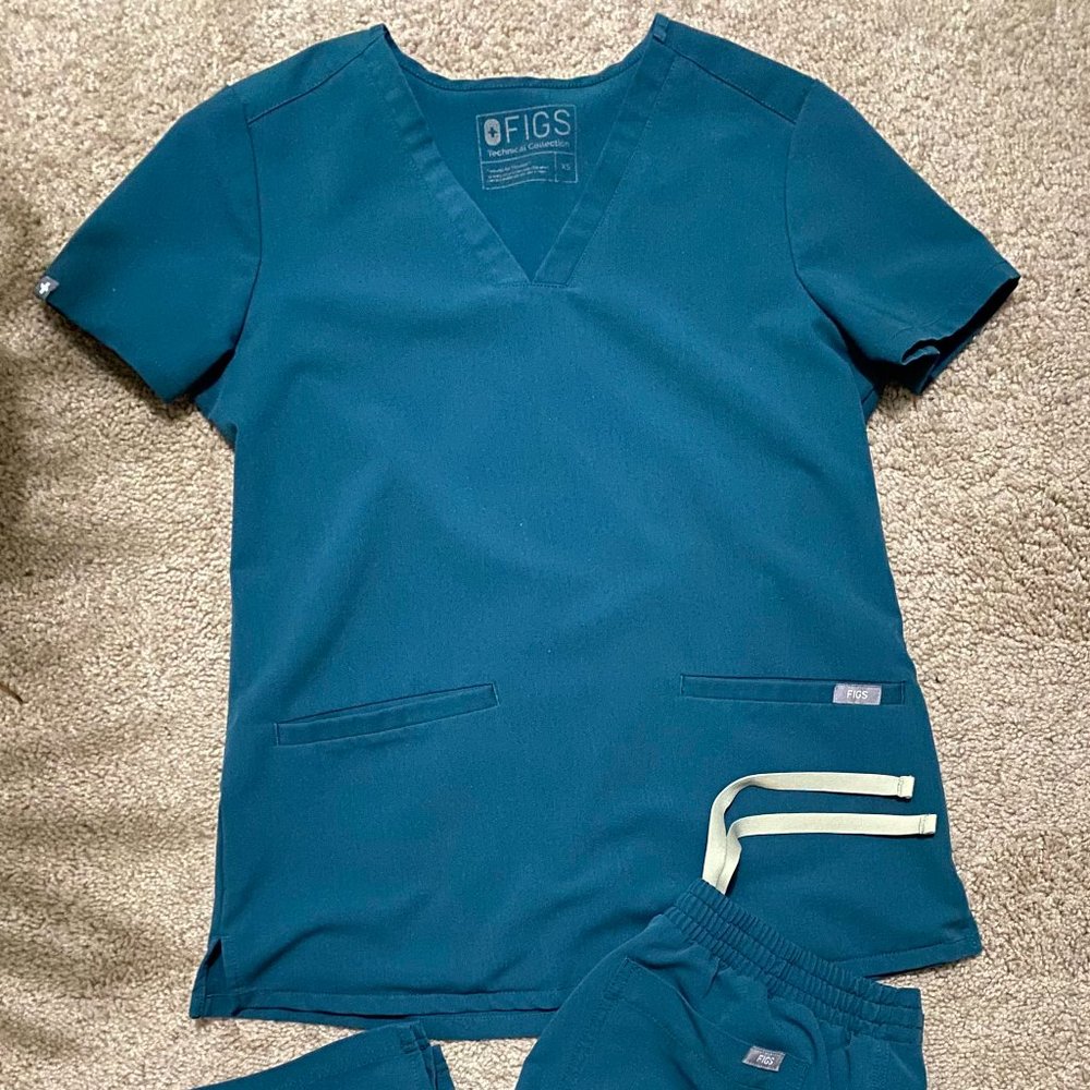 FIGS Women's Scrub Set